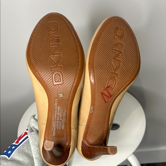 DKNYC Elegant Beige Leather Ankle Boots - Picture 4 of 7